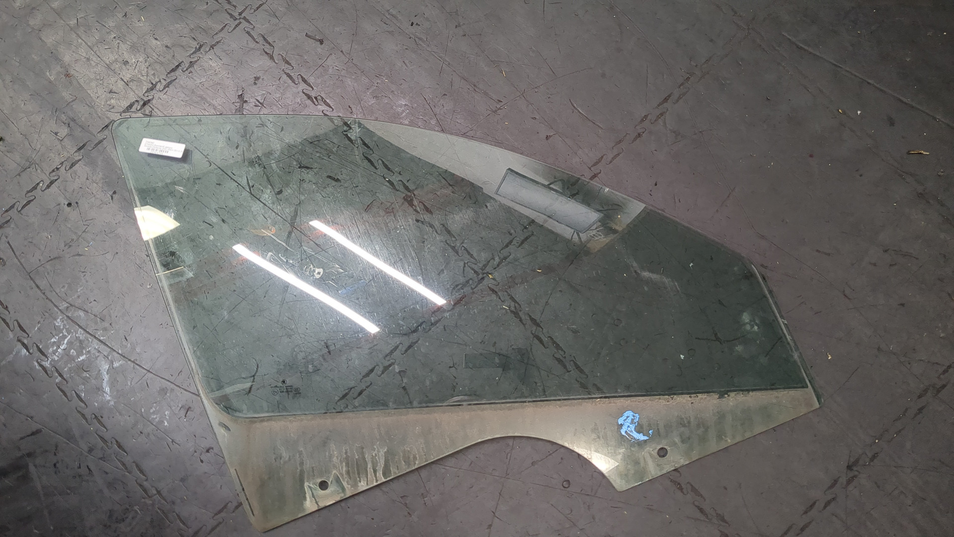 Стекло двери передней правой