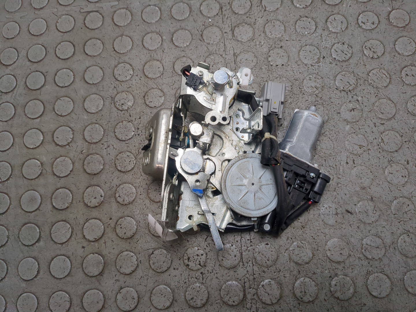 Замок багажника