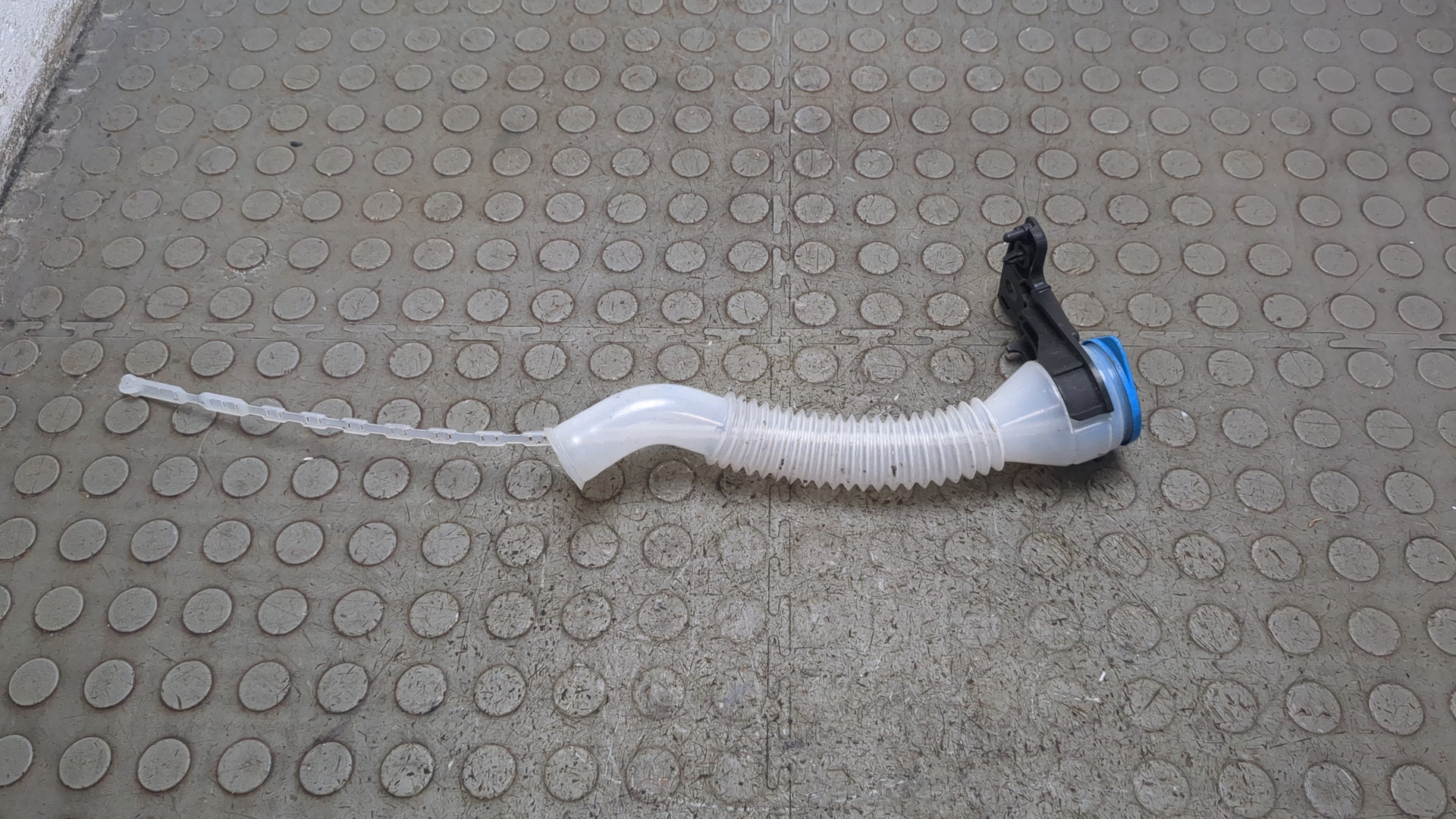 Горловина бачка омывателя