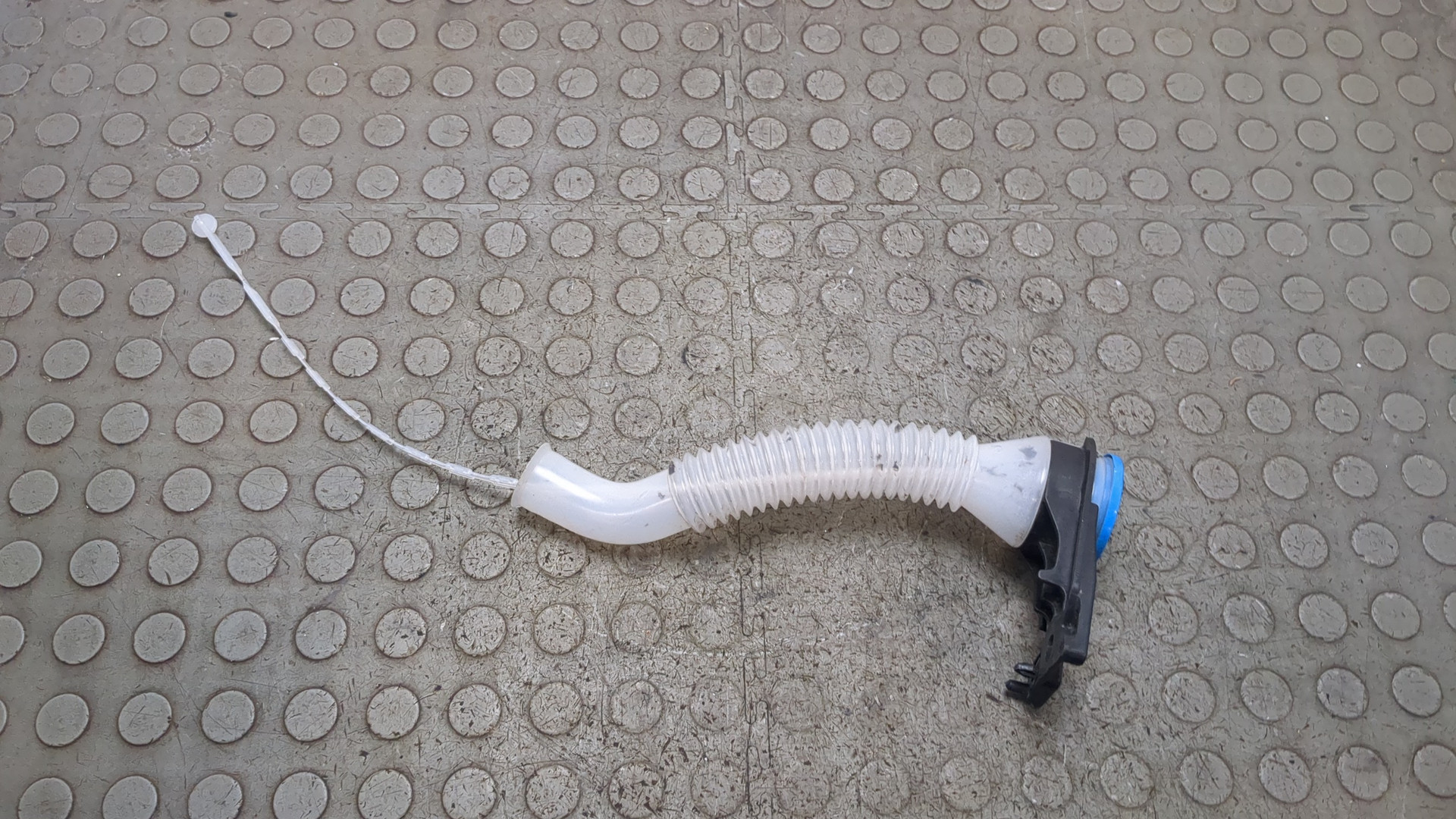 Горловина бачка омывателя