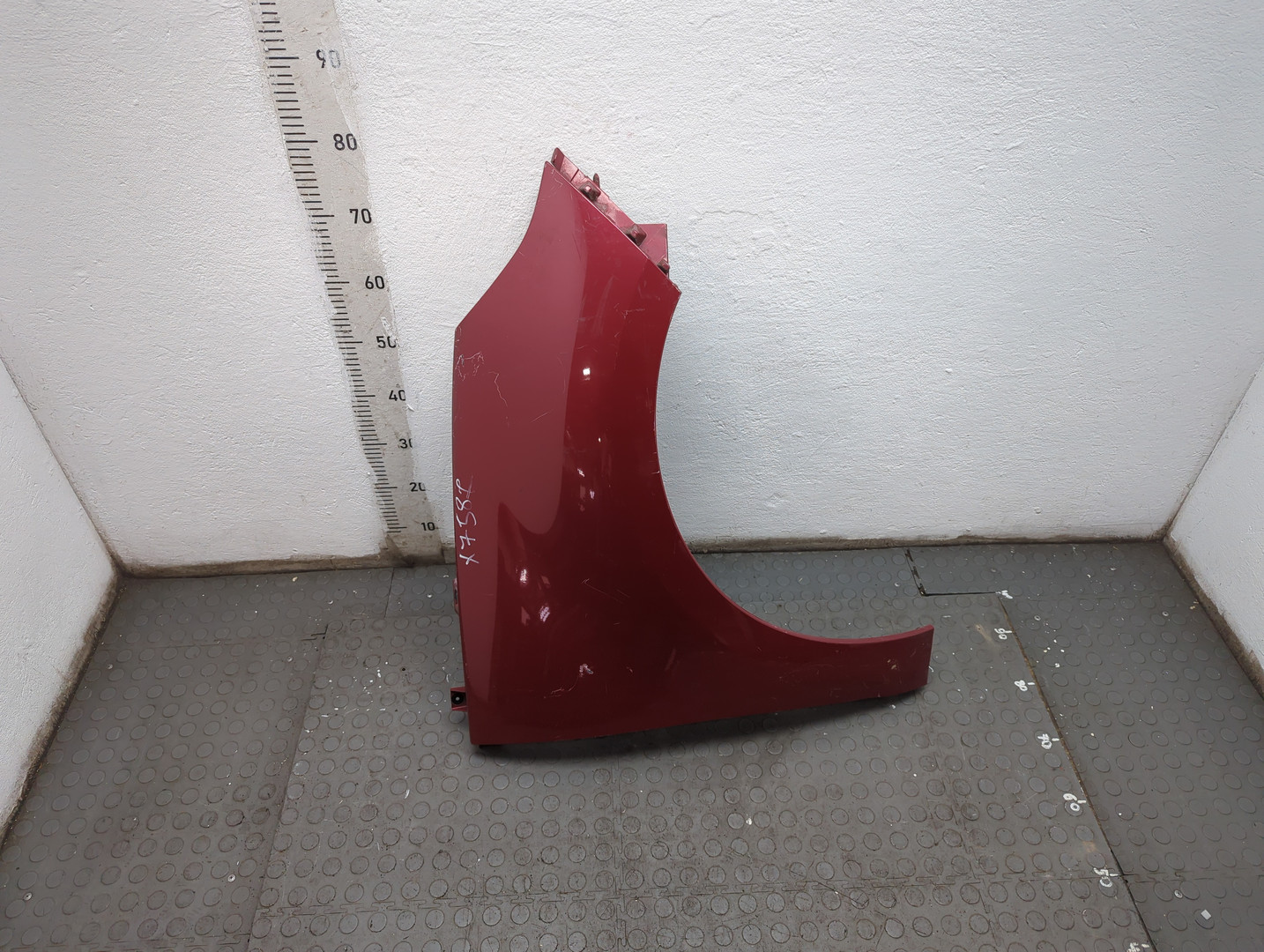 Крыло переднее правое