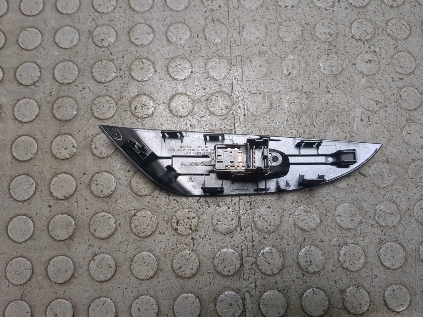 Кнопка стеклоподъемника