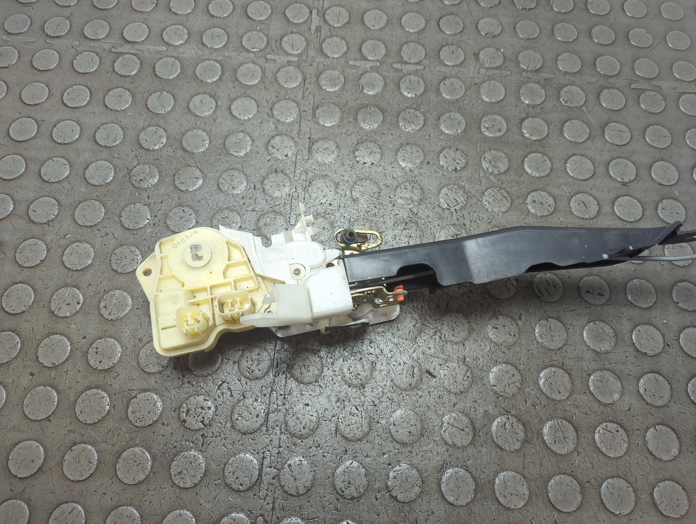 Замок двери передней правой