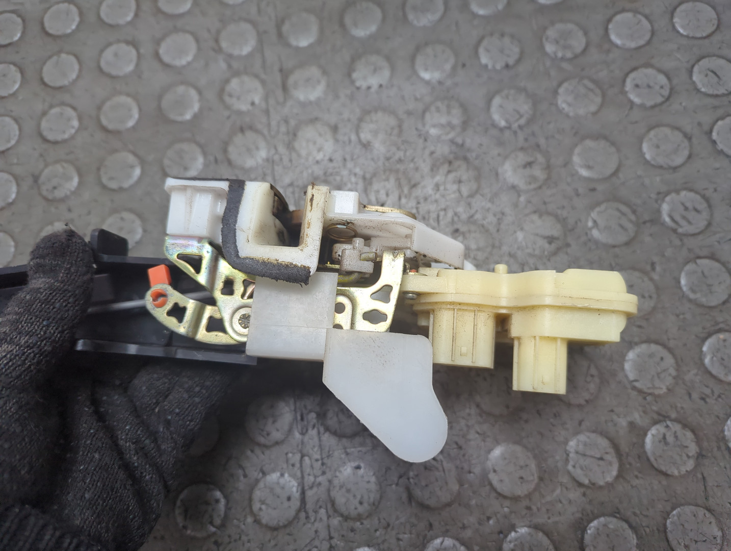 Замок двери передней правой