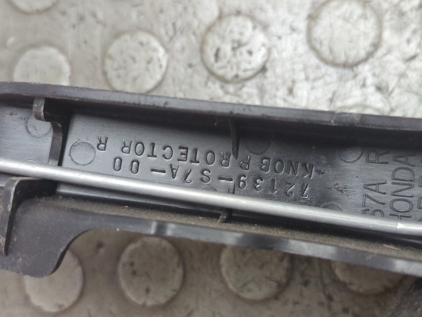 Замок двери передней правой