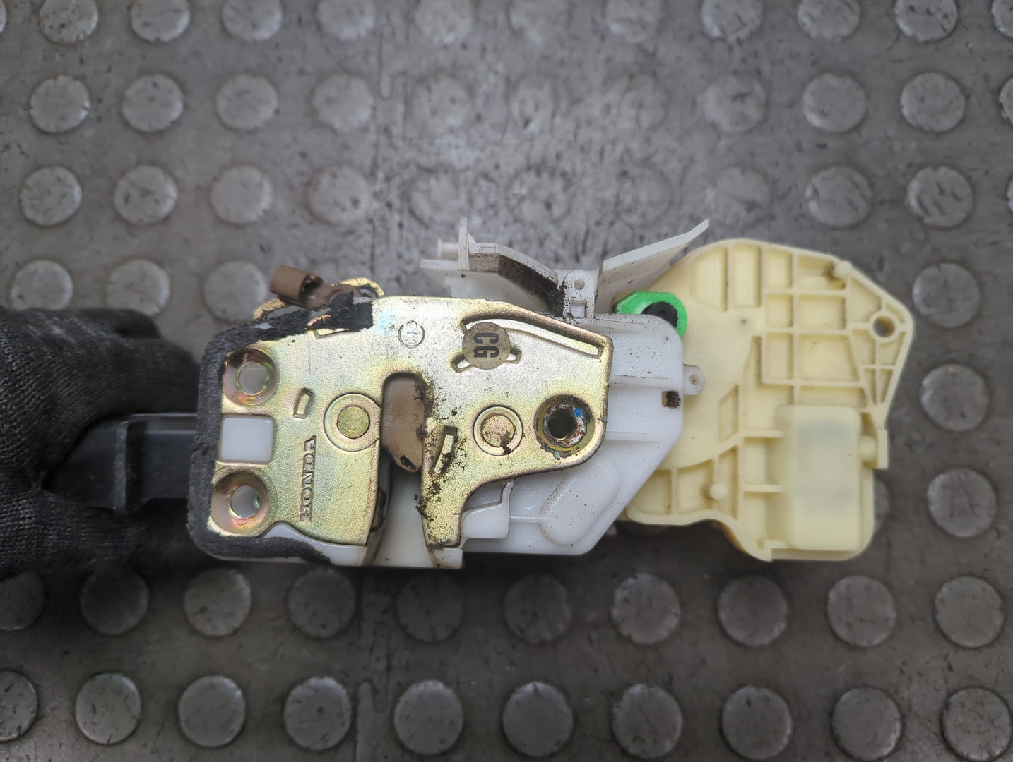 Замок двери передней правой