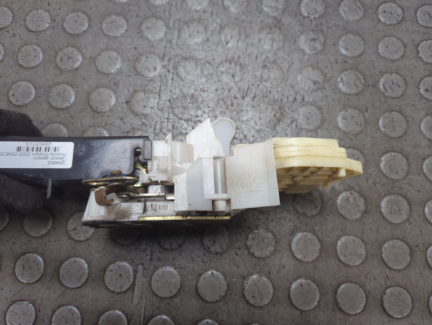 Замок двери передней правой