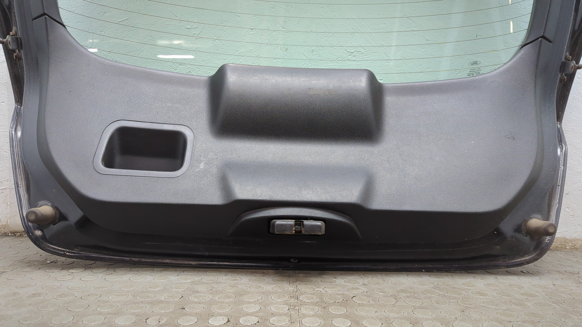 Дверь багажника