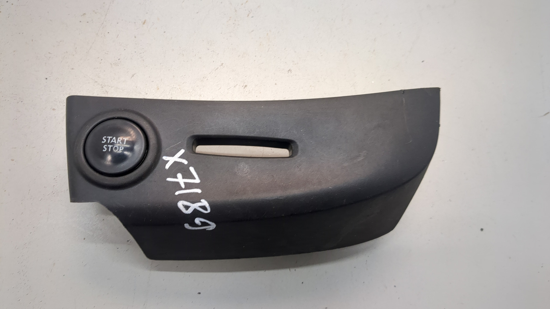 Кнопка запуска двигателя