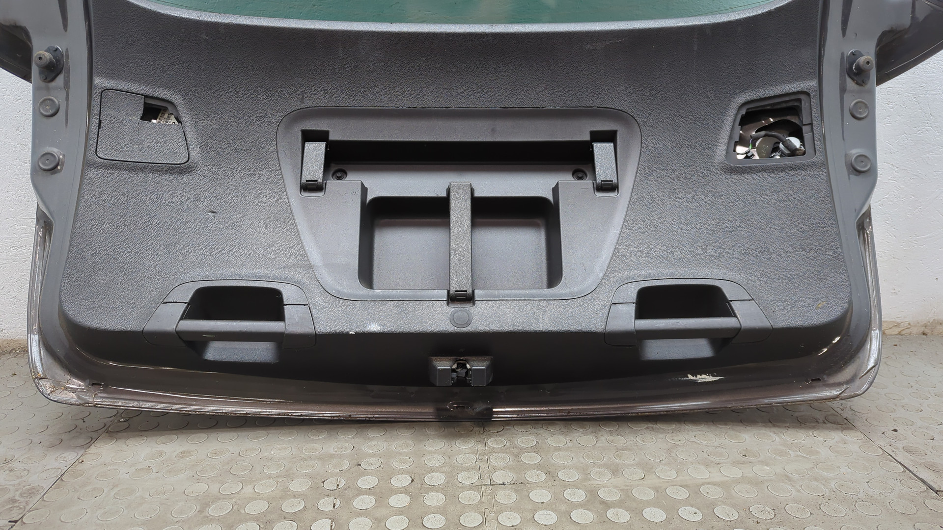 Дверь багажника