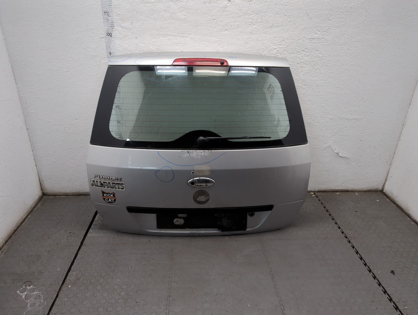 Дверь багажника