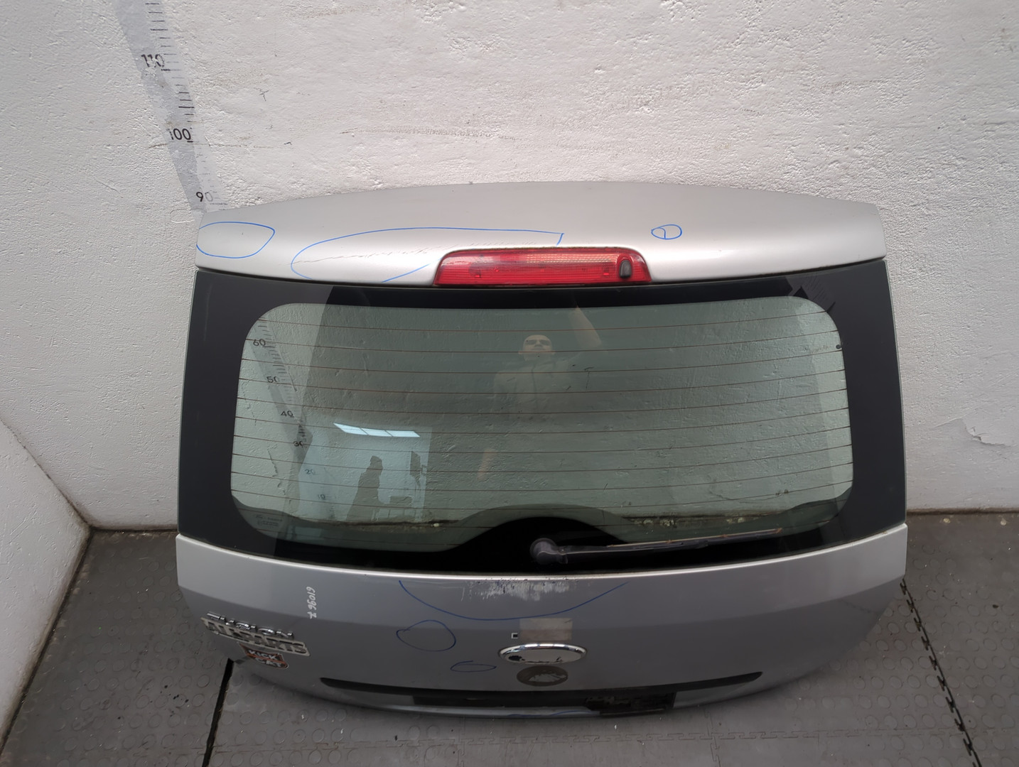 Дверь багажника