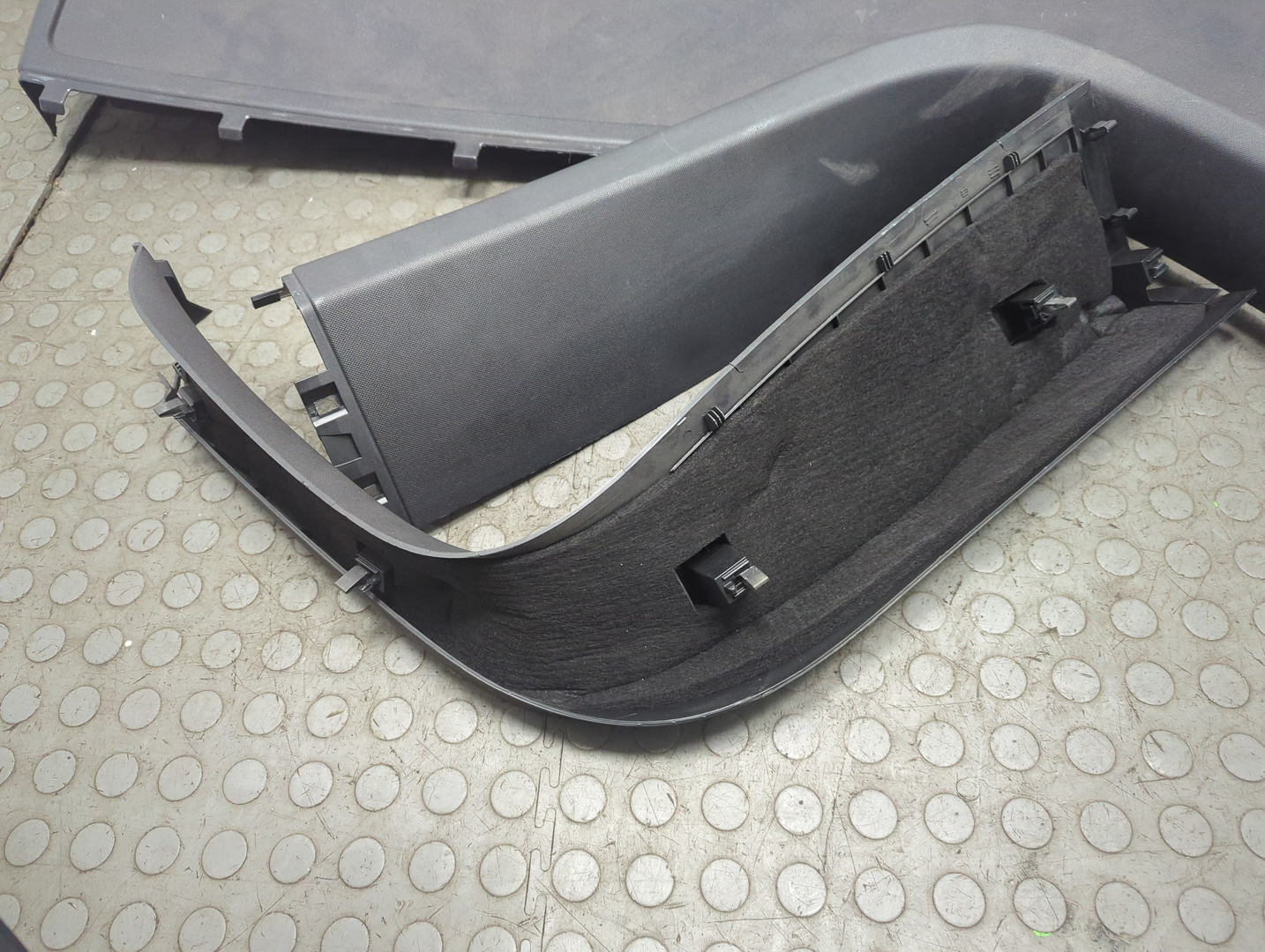 Обшивка двери багажника