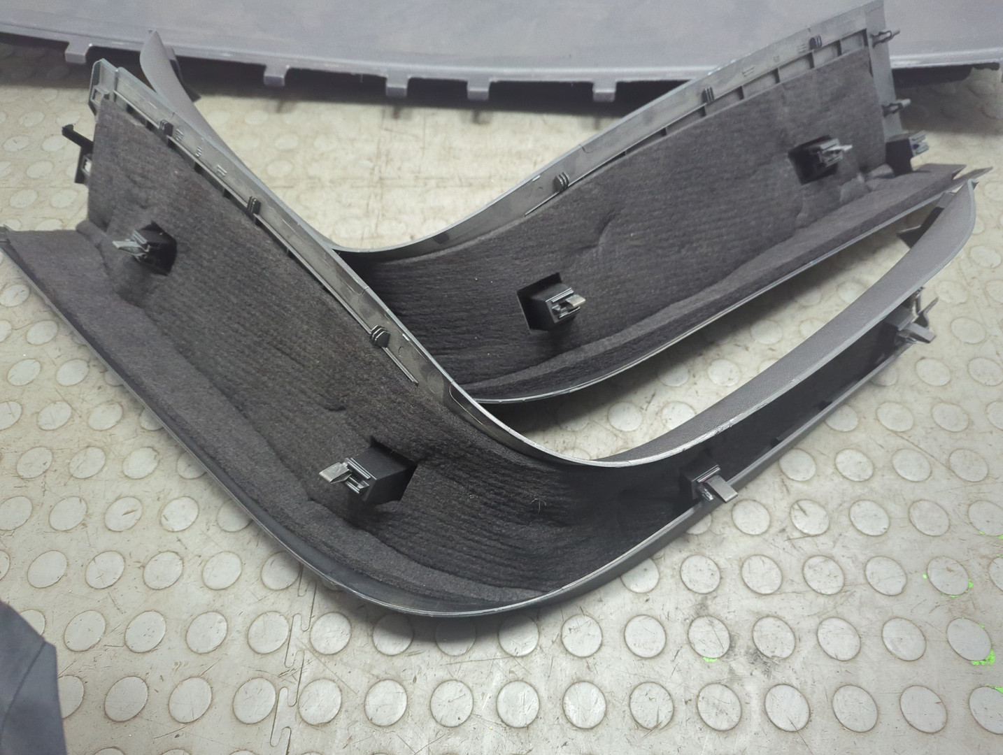 Обшивка двери багажника