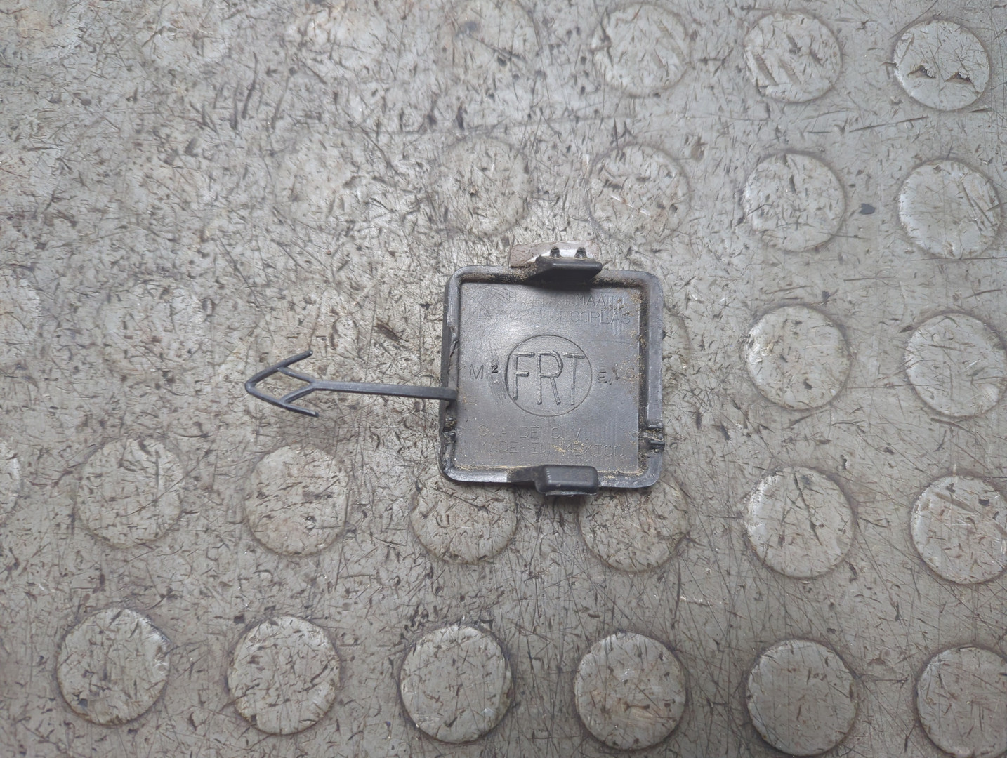 Заглушка буксировочного крюка