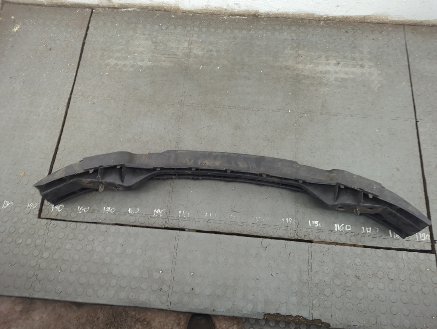 Усилитель переднего бампера