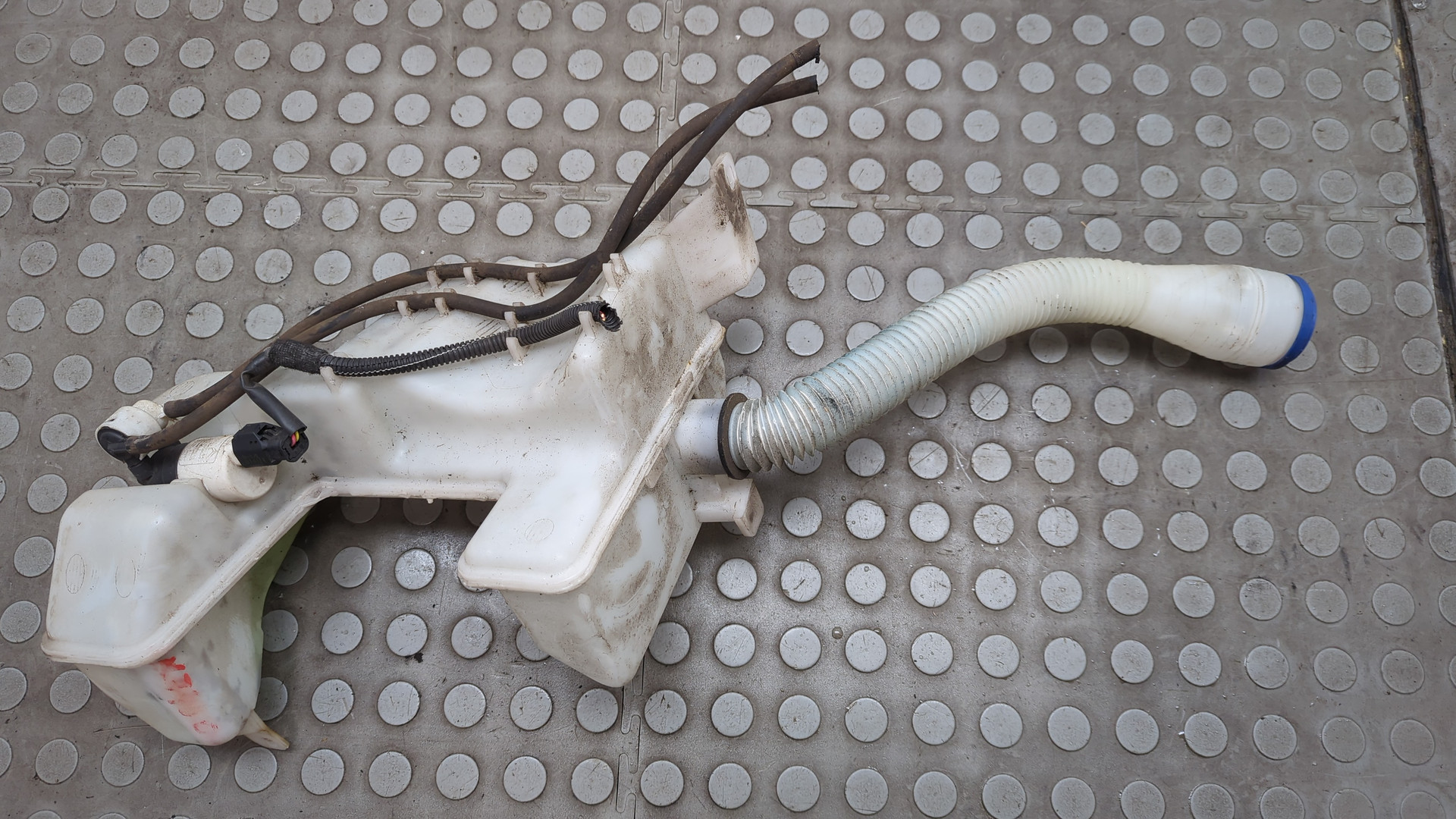 Бачок омывателя лобового стекла