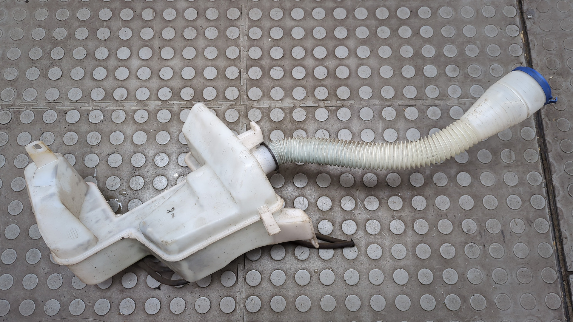 Бачок омывателя лобового стекла