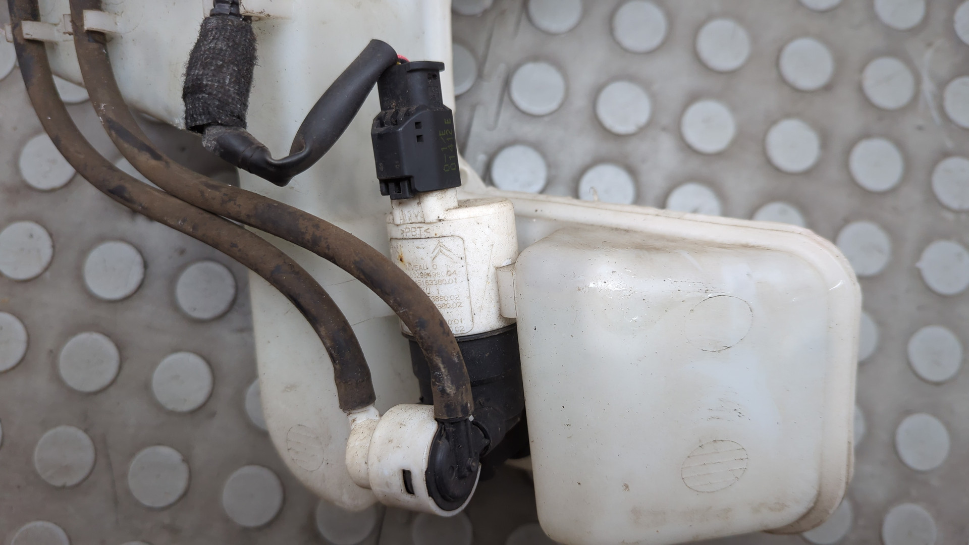 Бачок омывателя лобового стекла