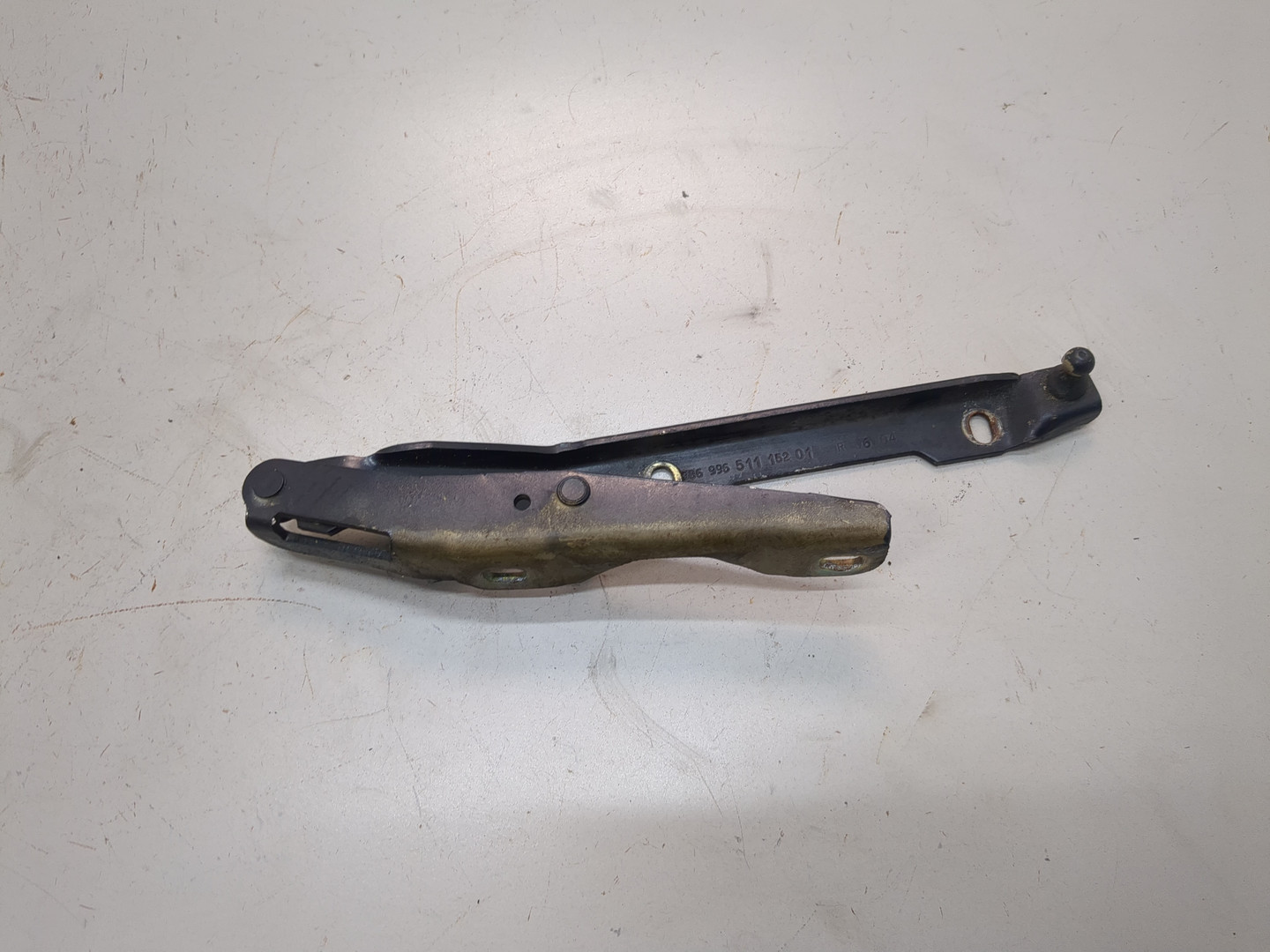 Петля капота правая