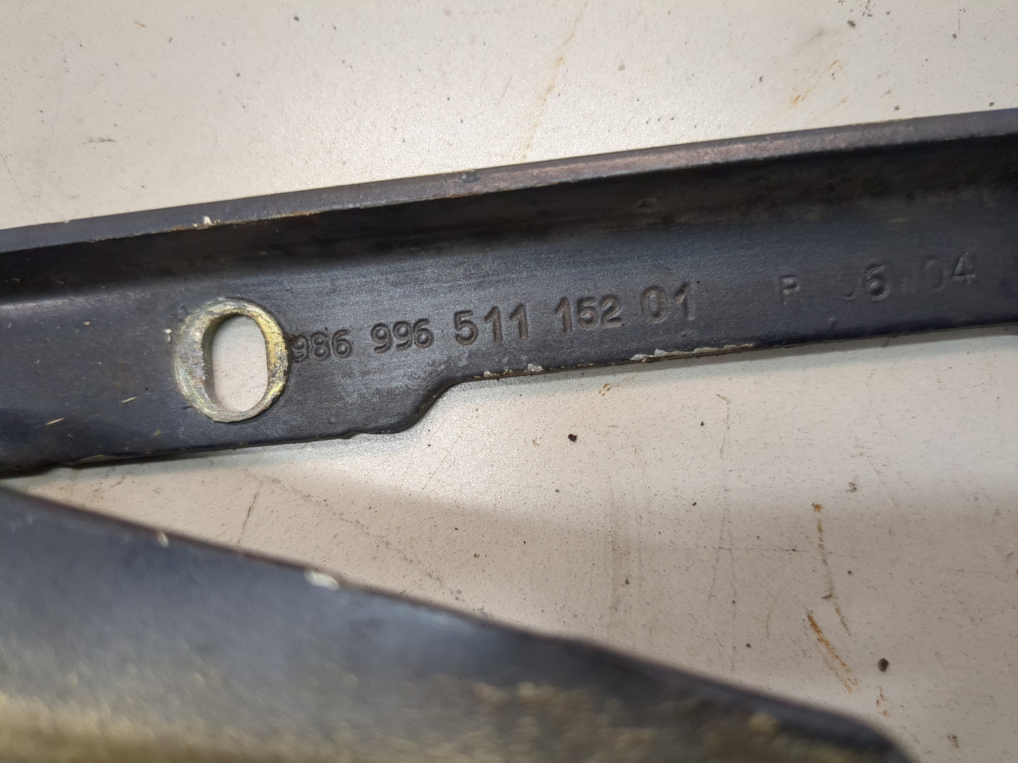 Петля капота правая