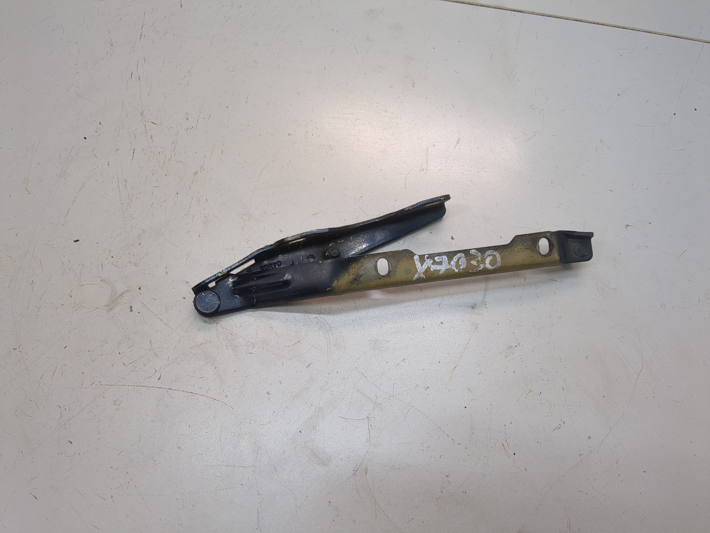 Петля капота правая