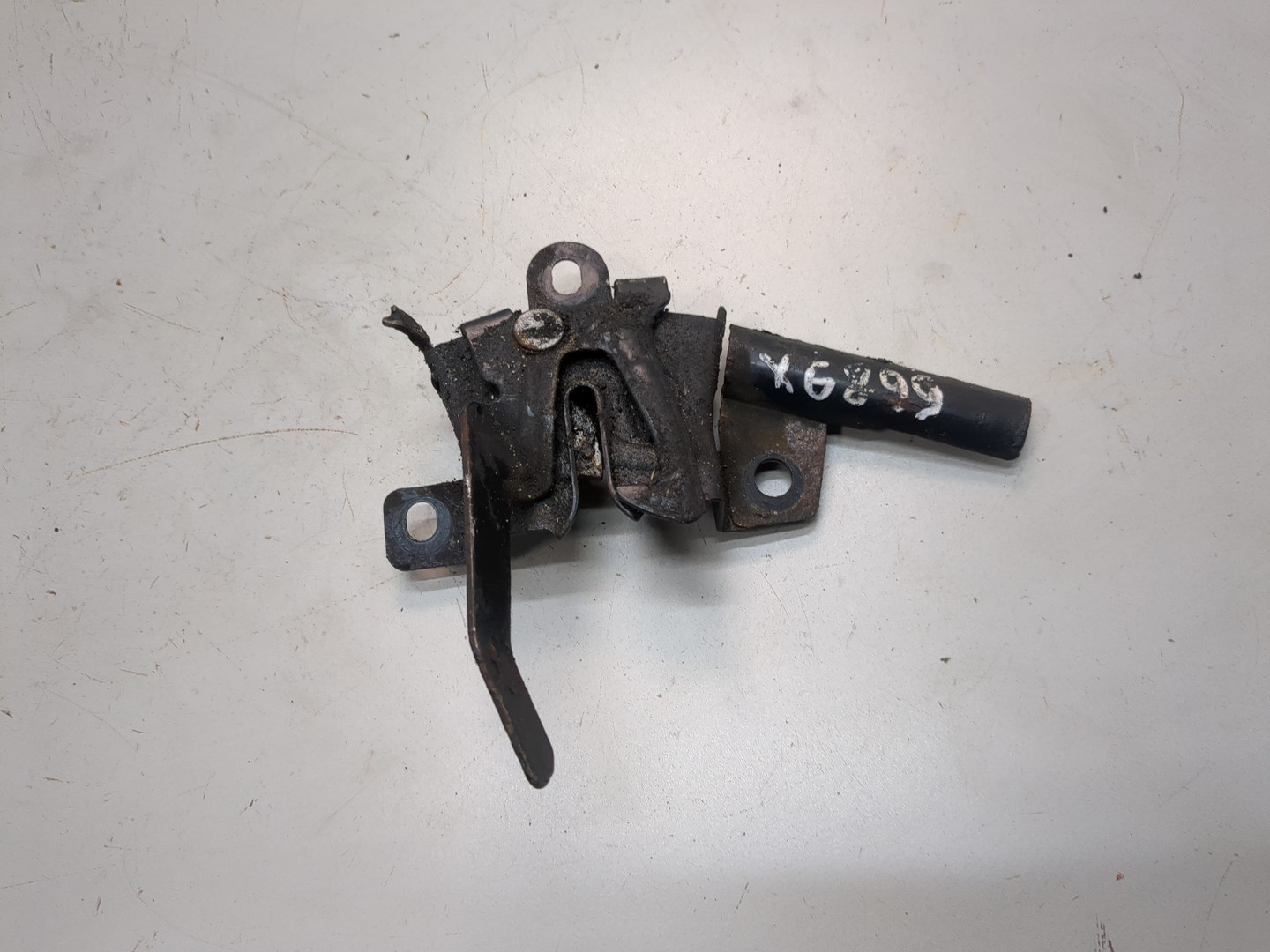 Замок капота