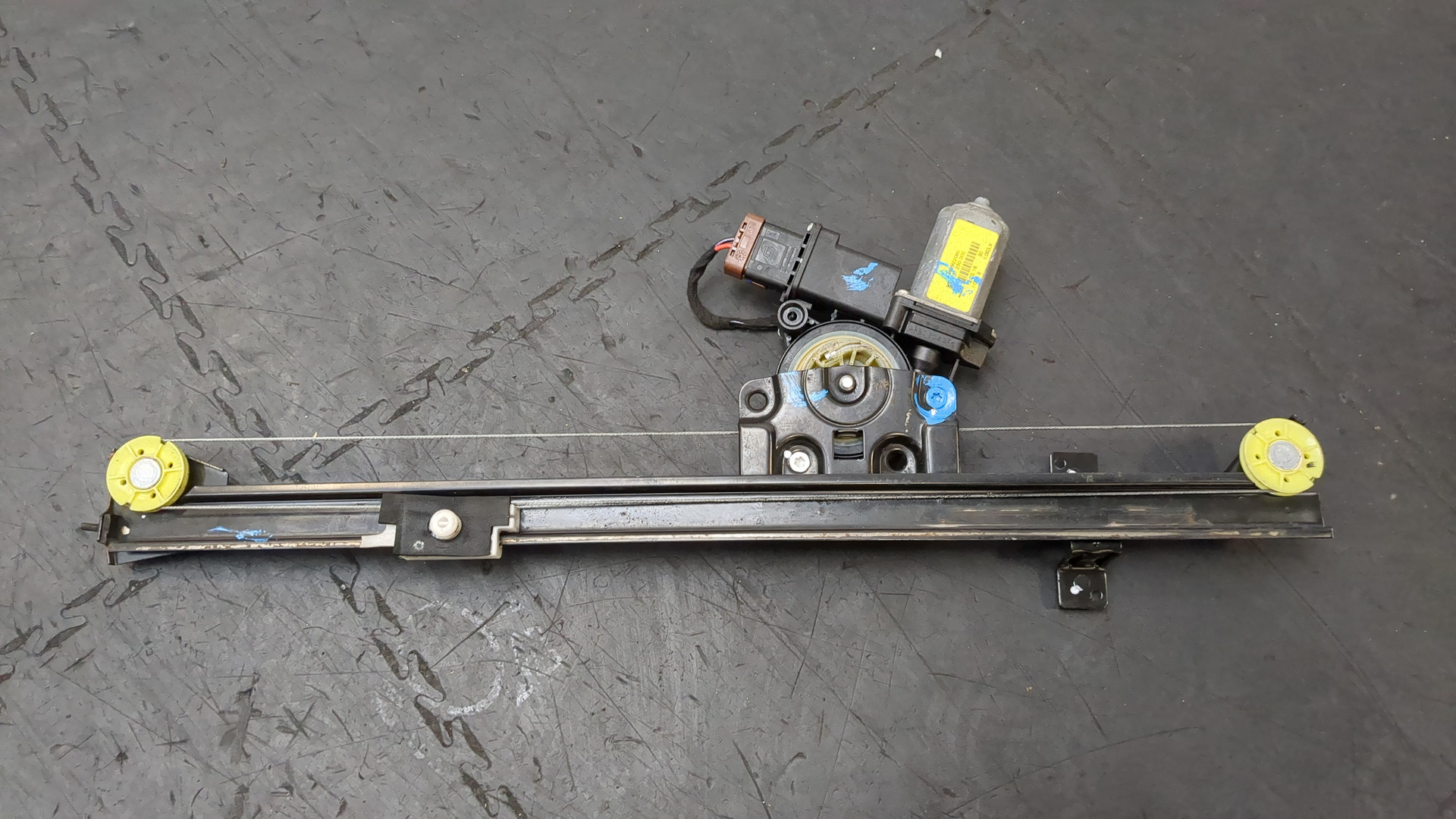 Стеклоподъемник электр. передний левый