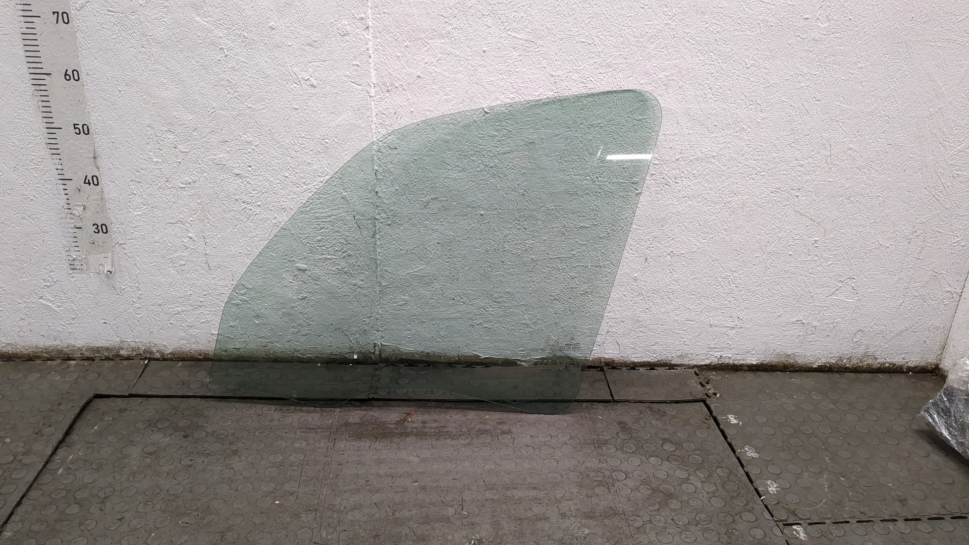 Стекло двери передней левой