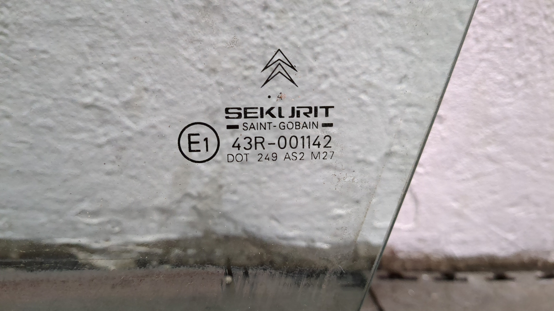 Стекло двери передней левой