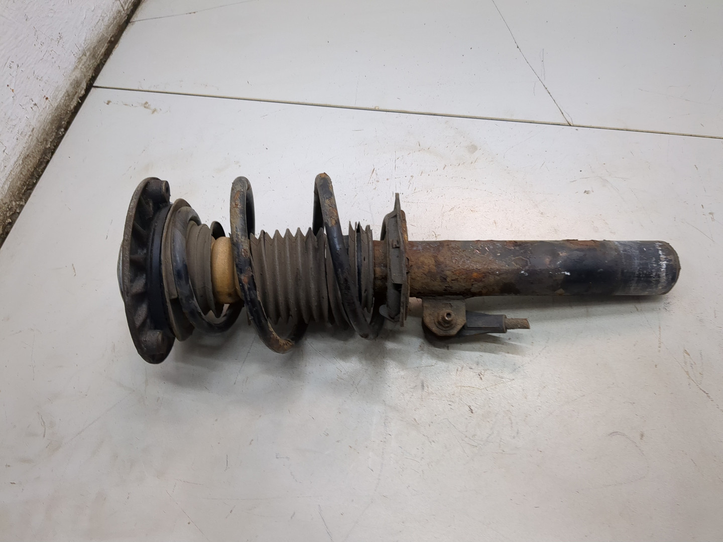 Амортизатор передний правый