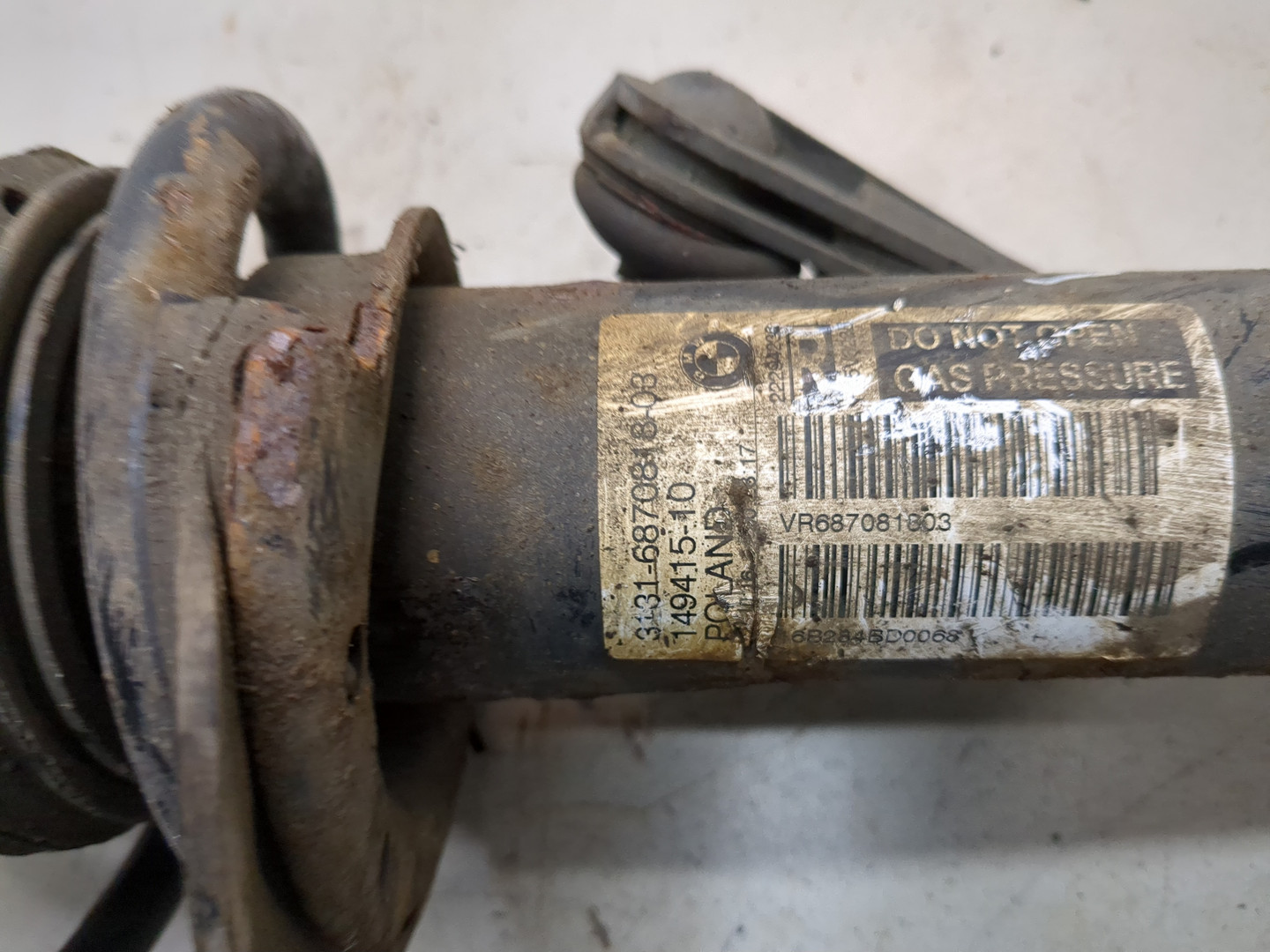 Амортизатор передний правый