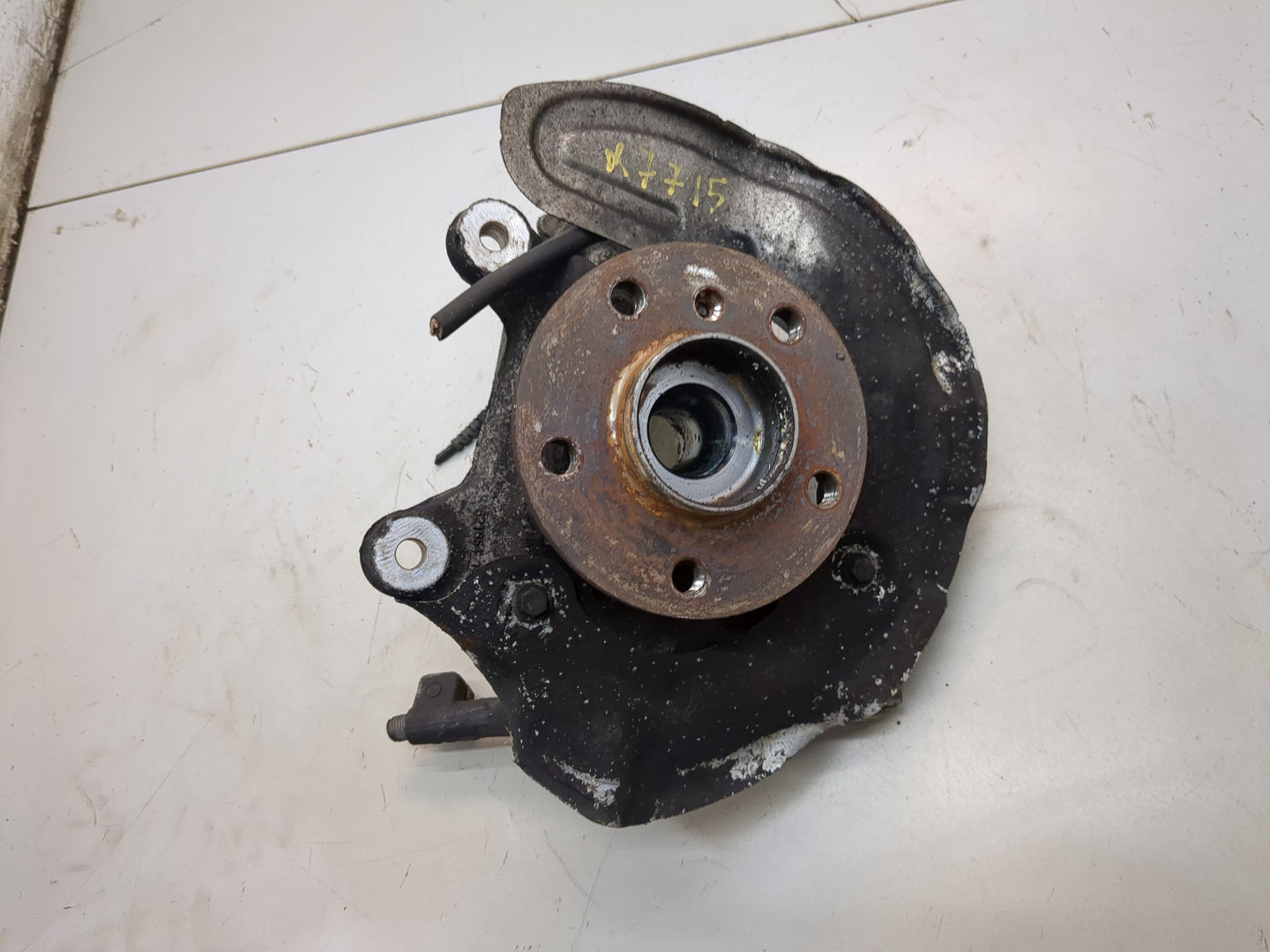 Кулак поворотный передний левый