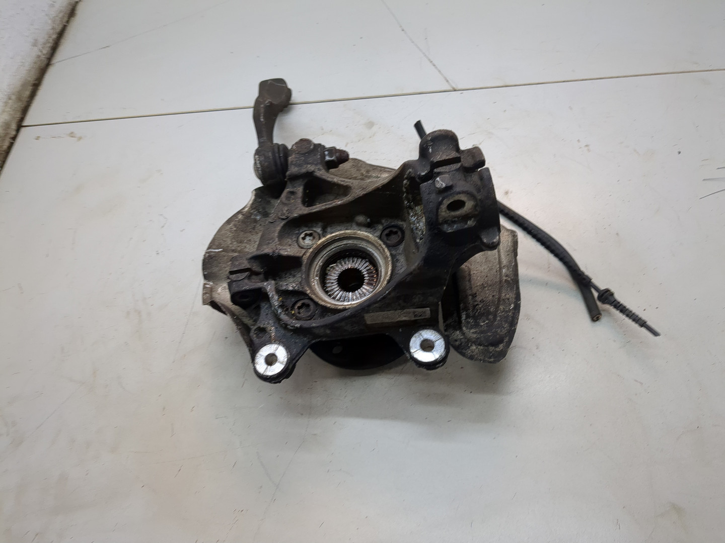 Кулак поворотный передний левый