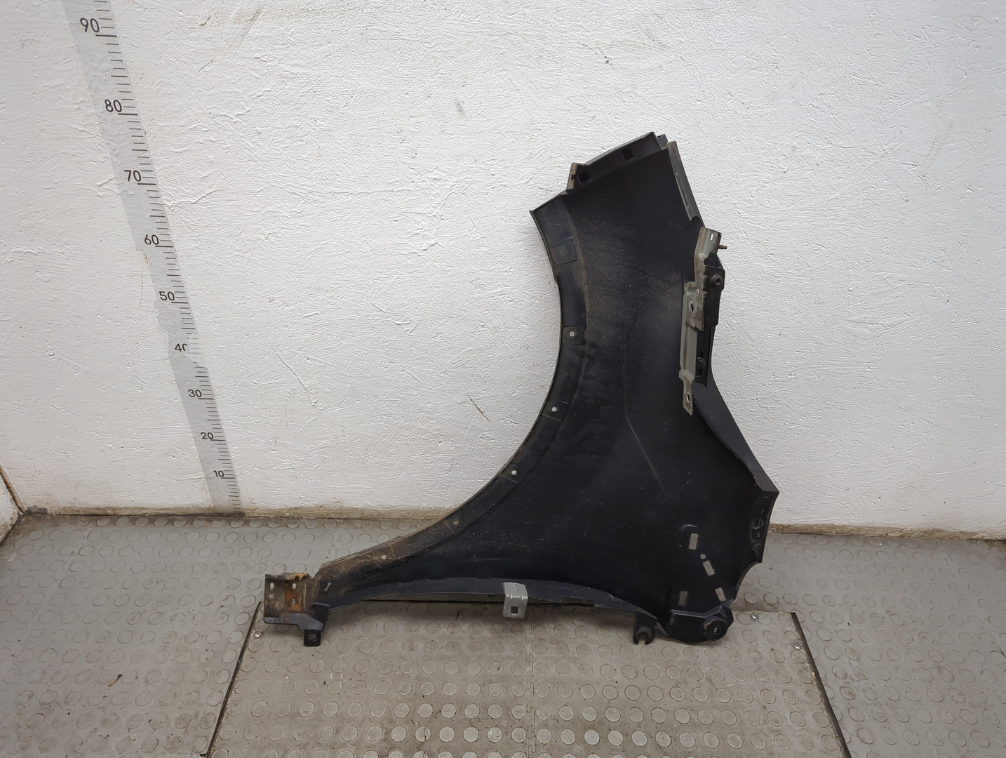 Крыло переднее правое