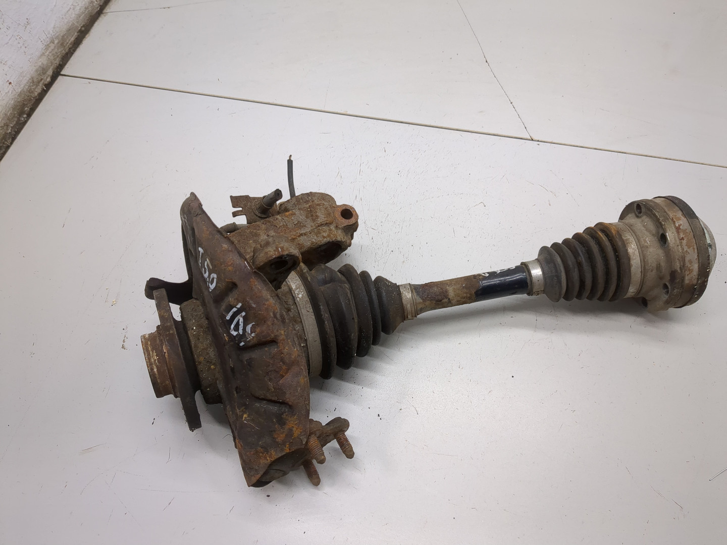 Кулак поворотный передний левый