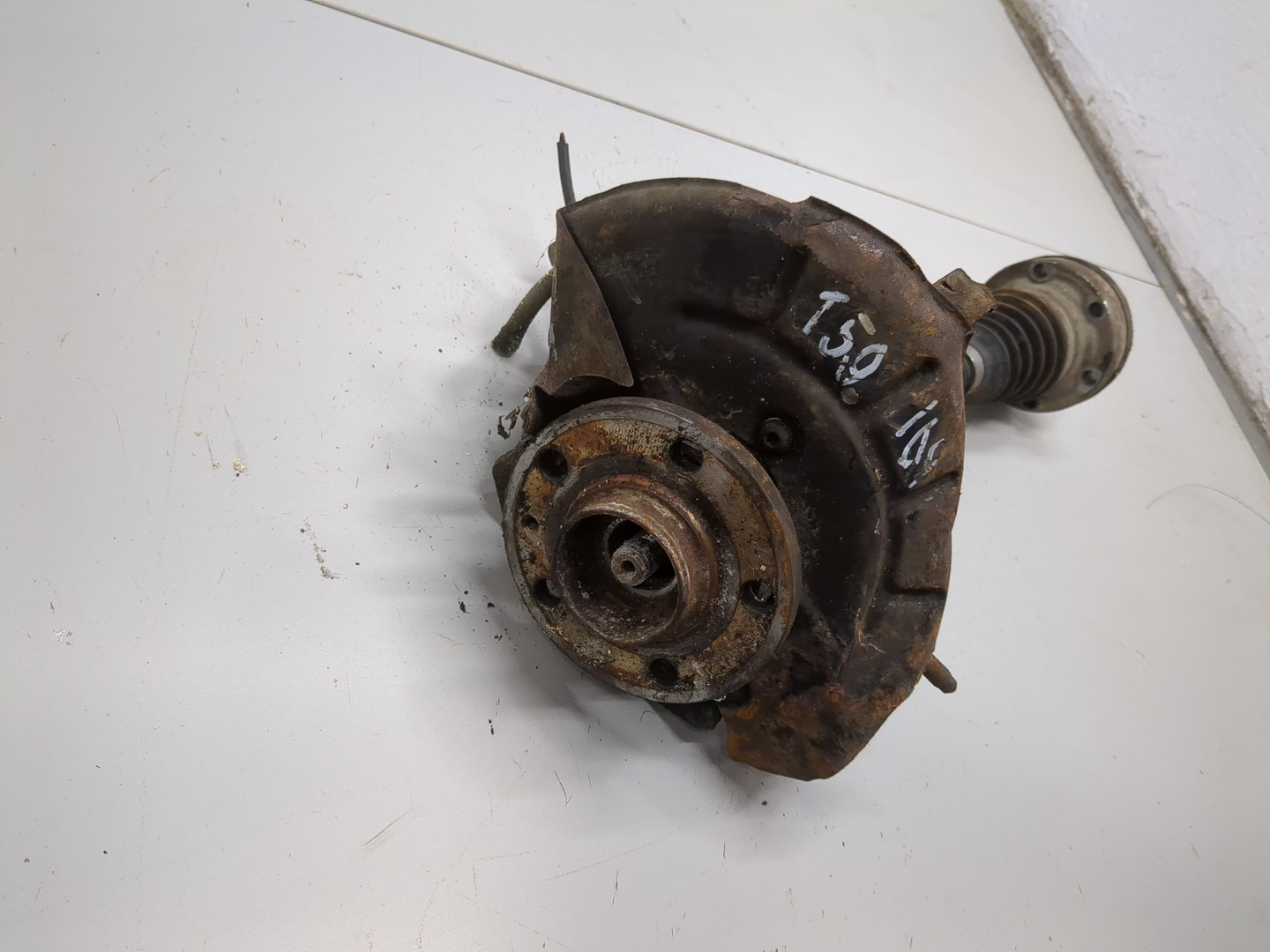 Кулак поворотный передний левый