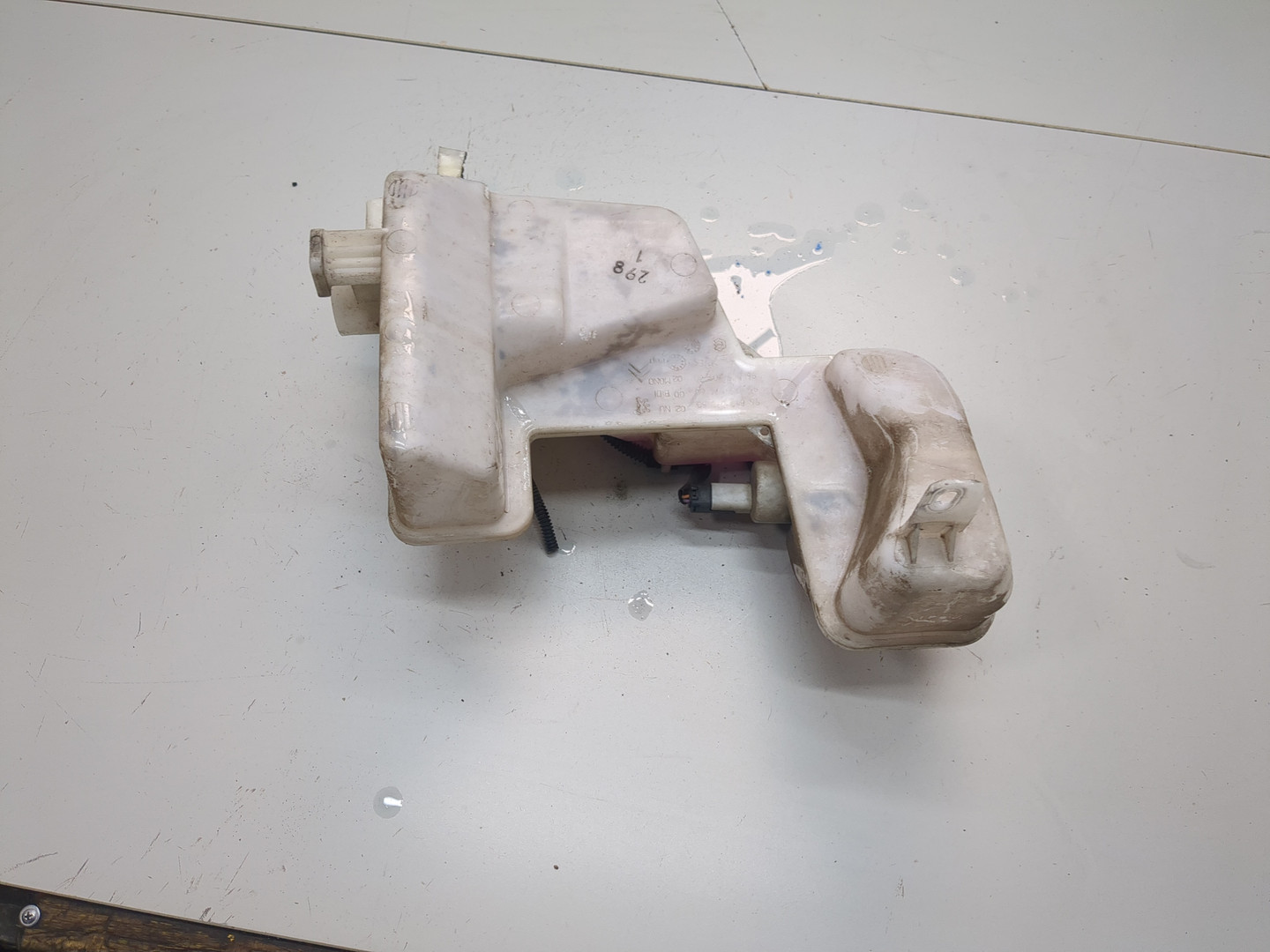 Бачок омывателя лобового стекла