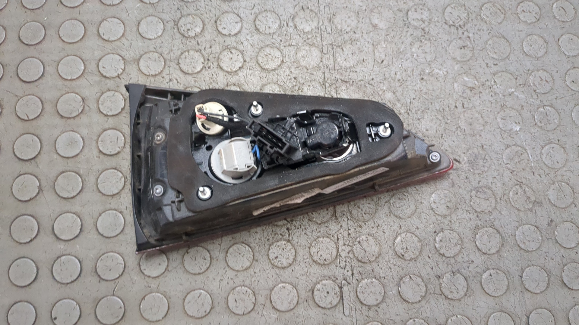 Фонарь задний внутренний левый