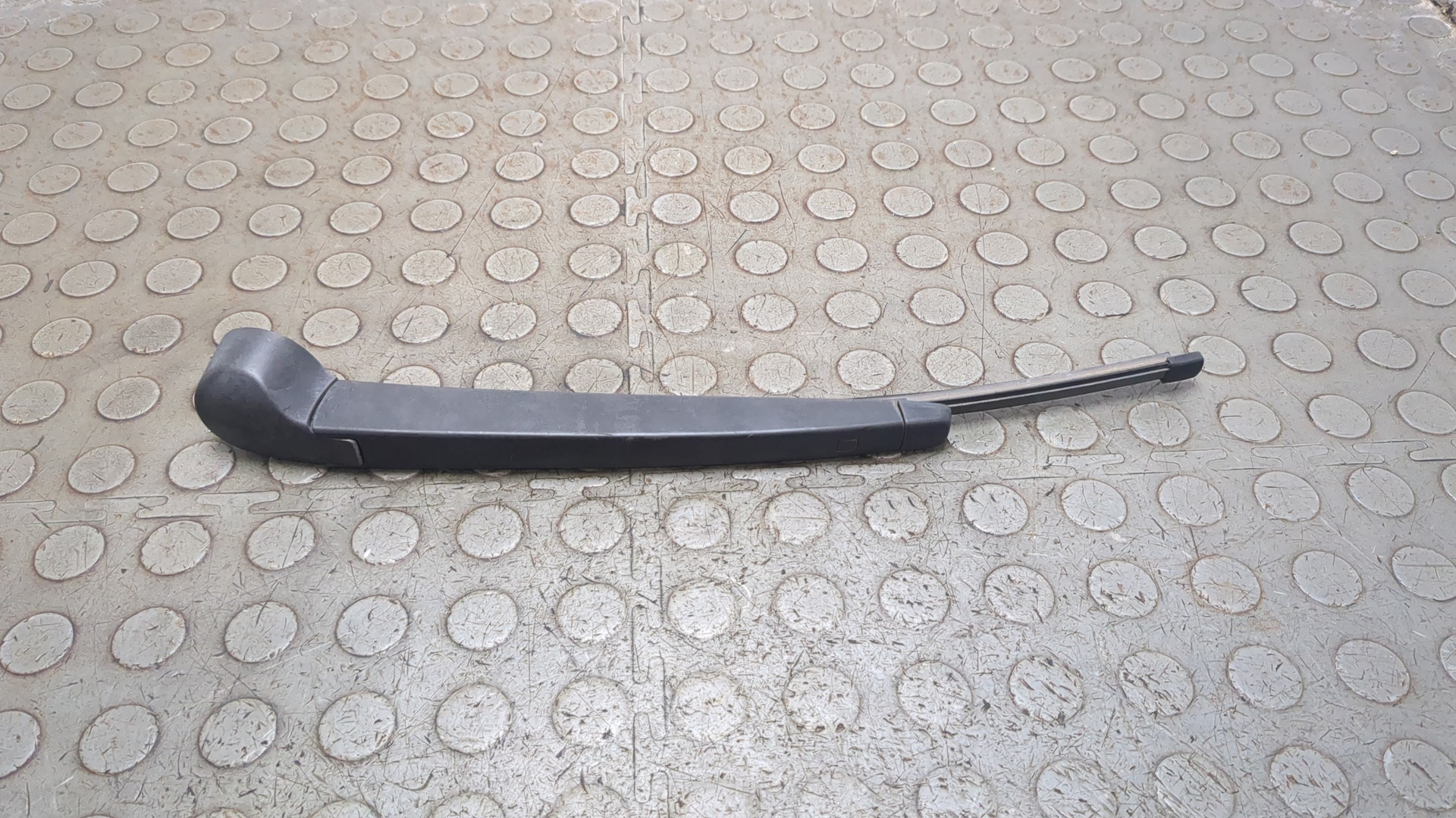 Поводок стеклоочистителя заднего