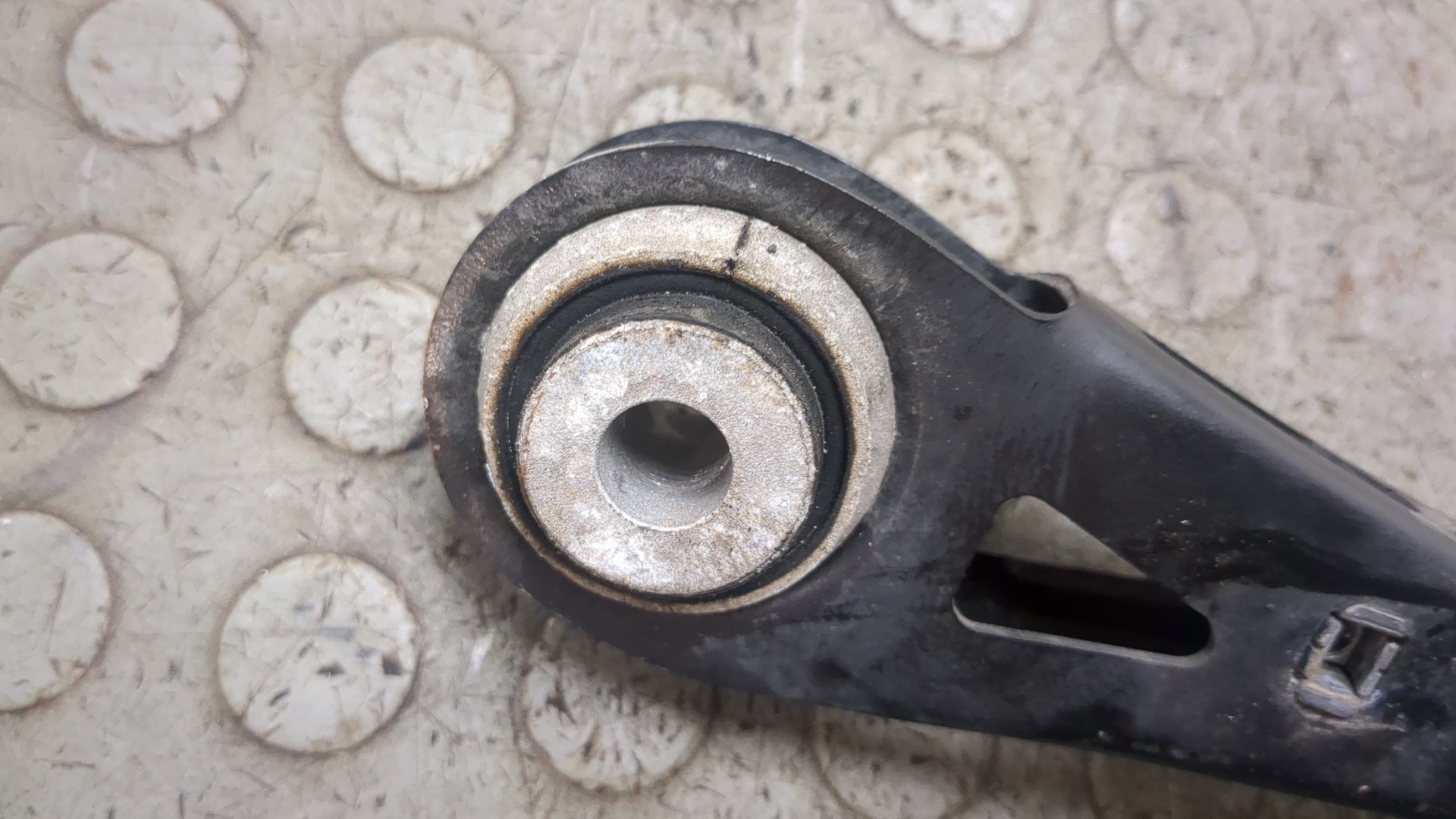 Рычаг задний правый