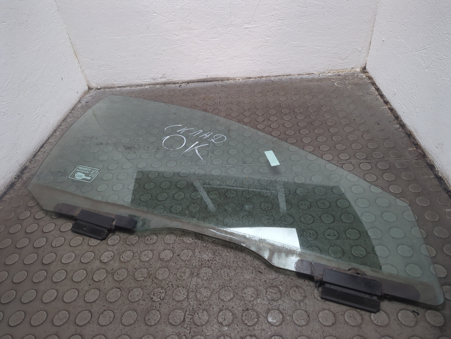 Стекло двери передней правой