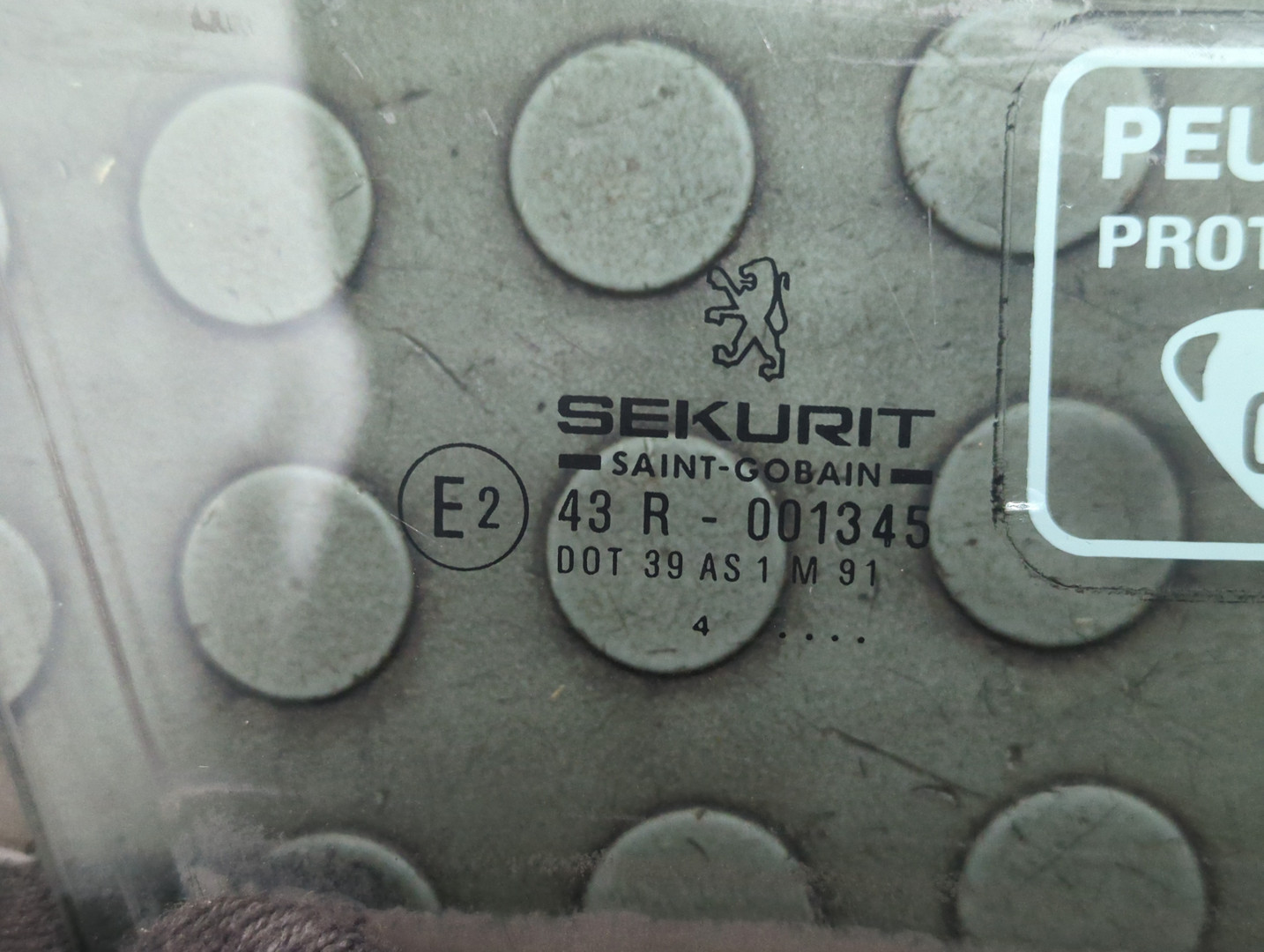 Стекло двери передней правой