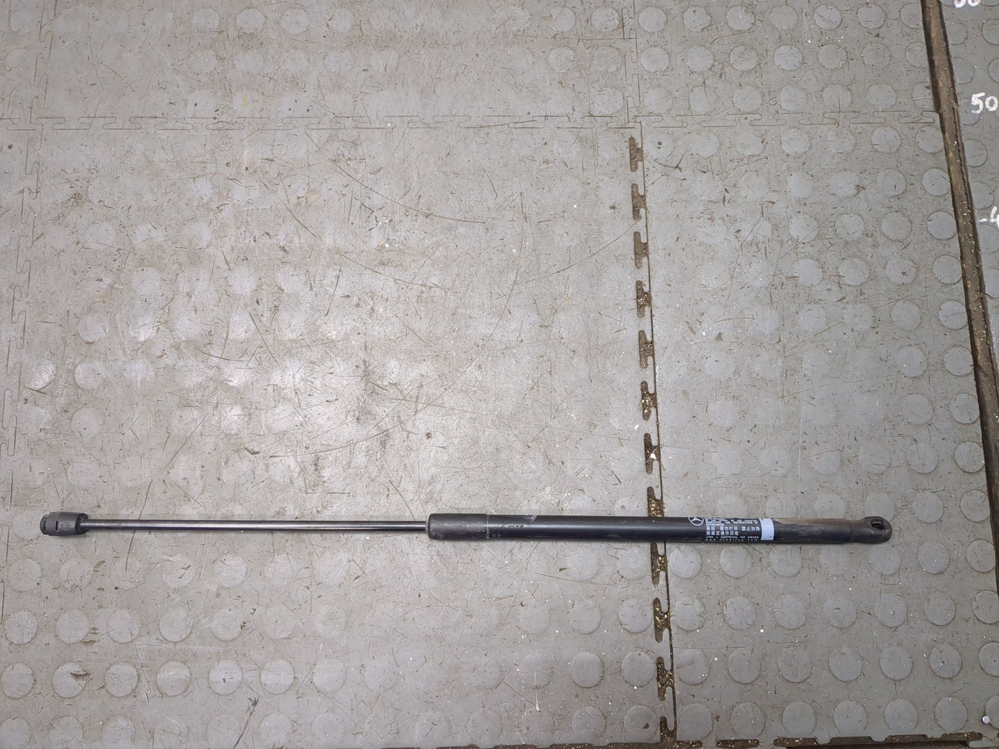 Амортизатор капота