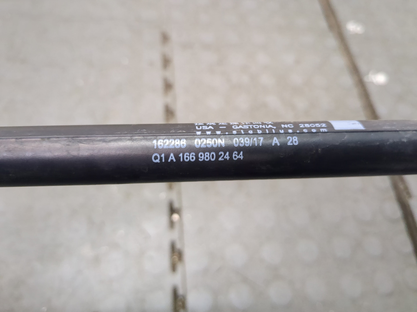 Амортизатор капота