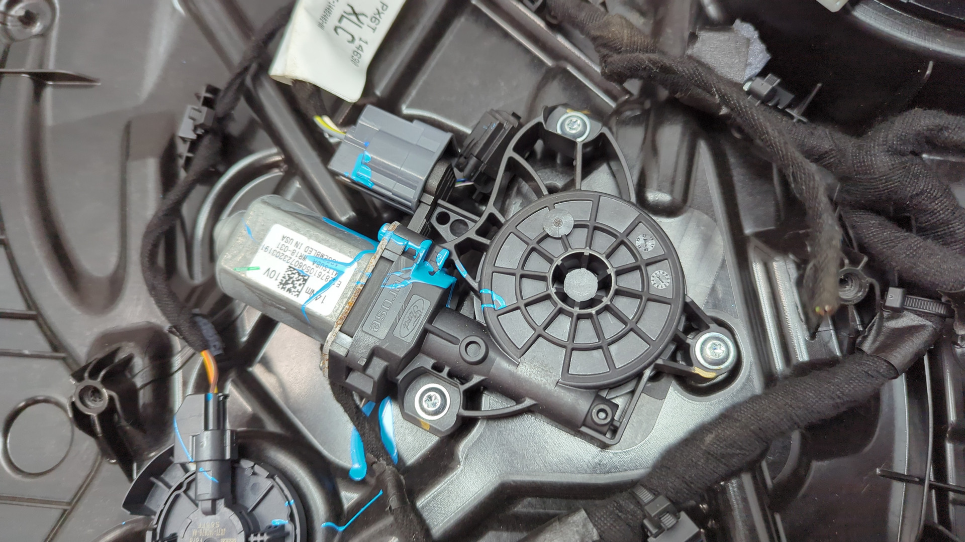 Стеклоподъемник электр. передний правый