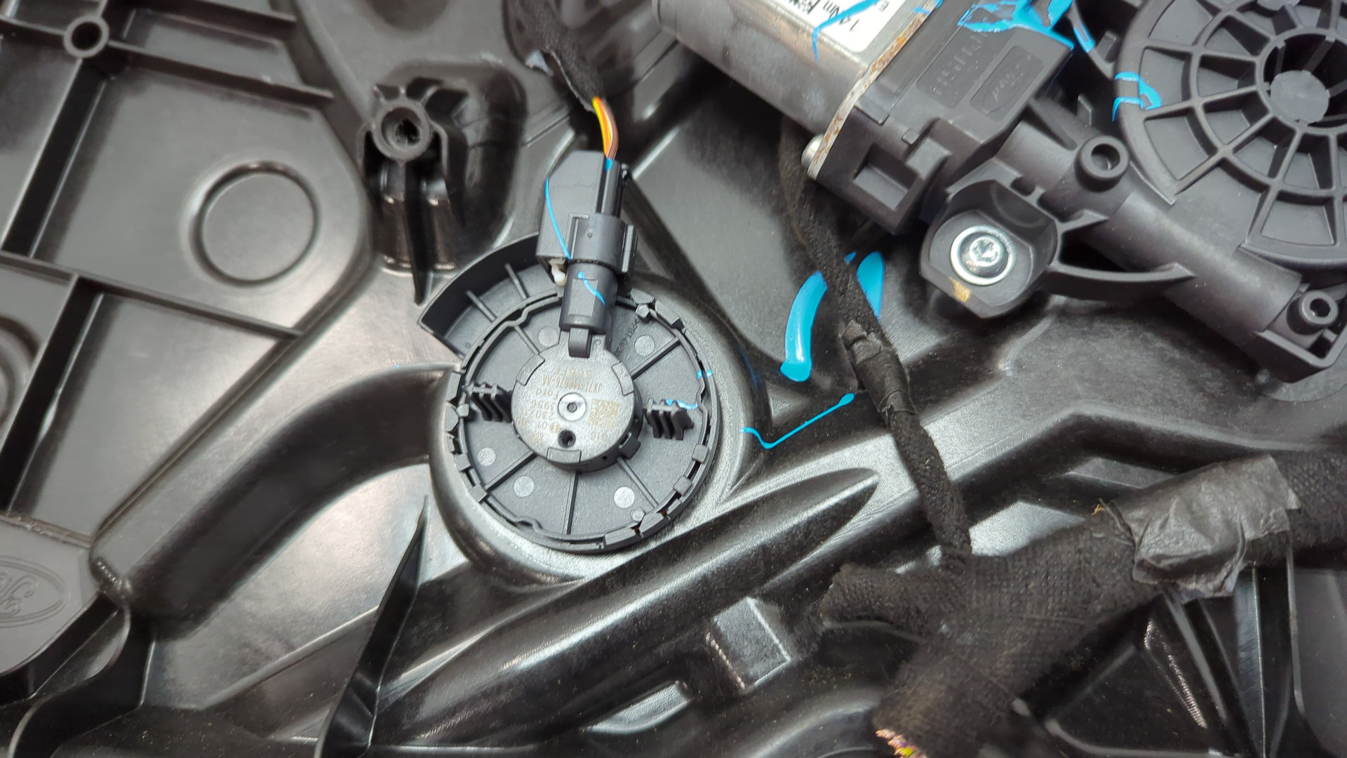 Стеклоподъемник электр. передний правый