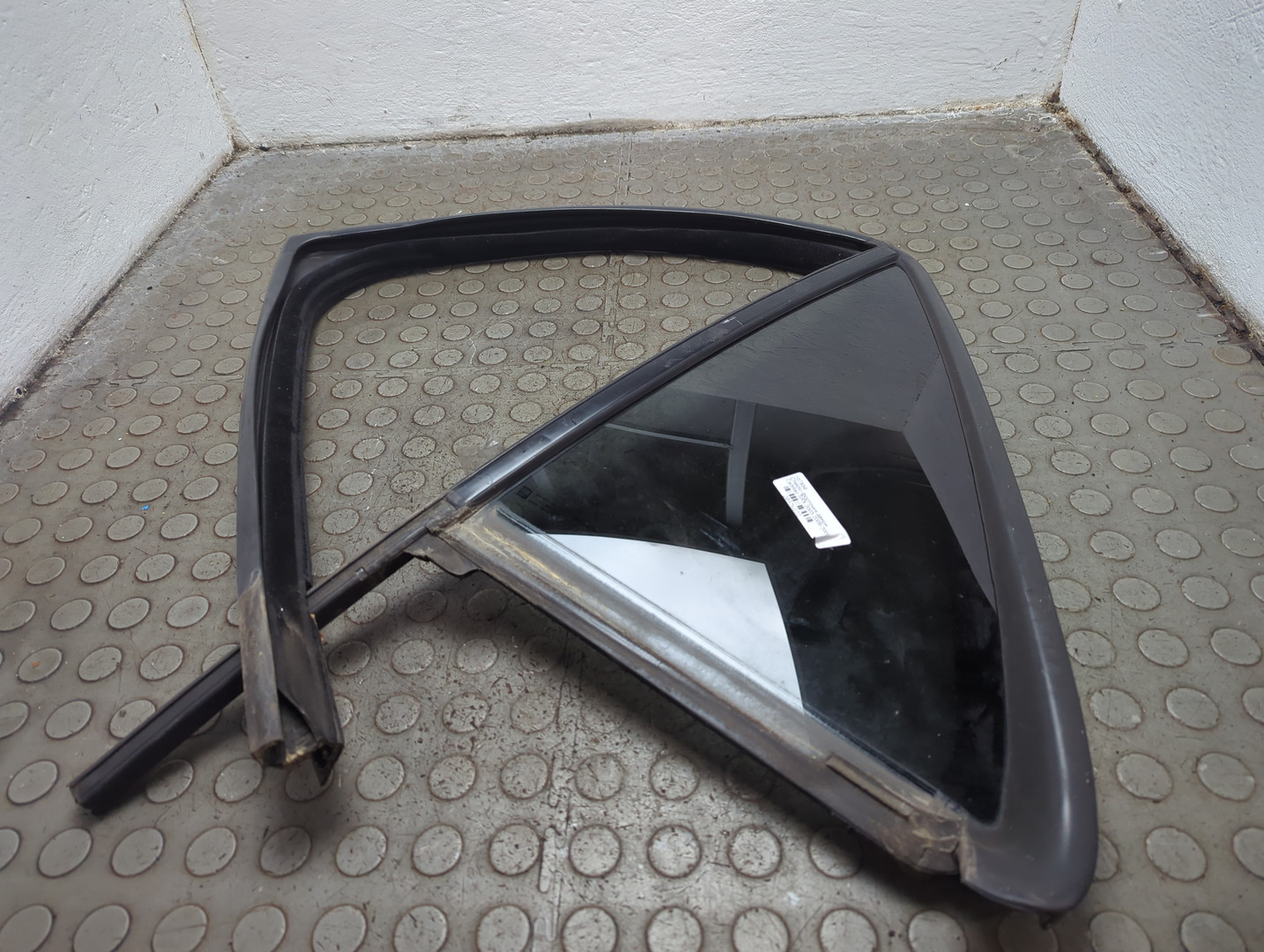 Стекло двери задней левой (форточка)
