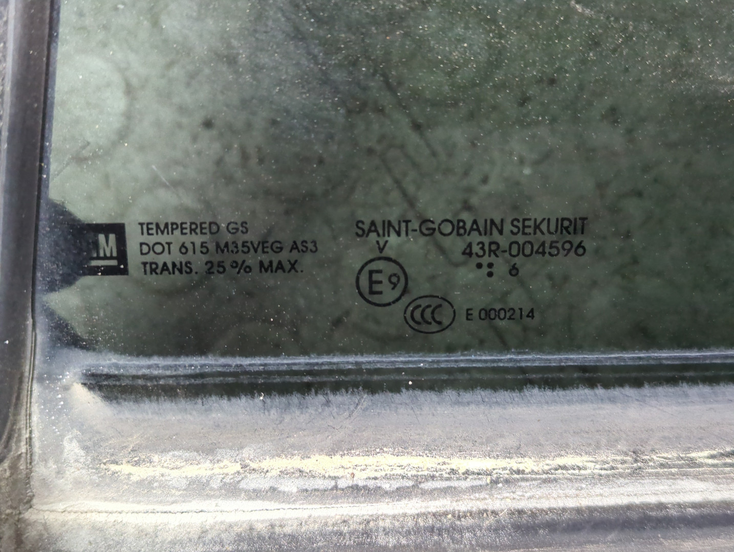 Стекло двери задней левой (форточка)