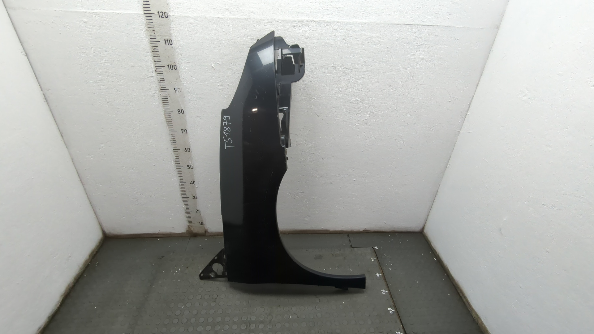 Крыло переднее правое